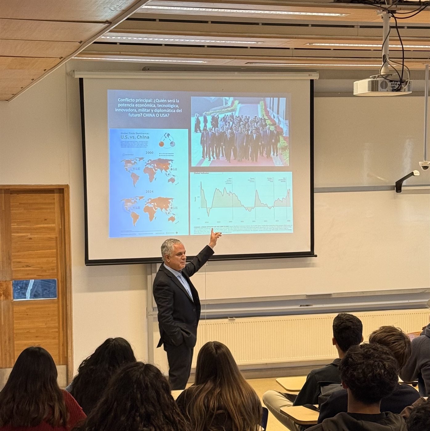 Fernando Alvarado exponiendo frente a estudiantes durante el conversatorio de CEAPS