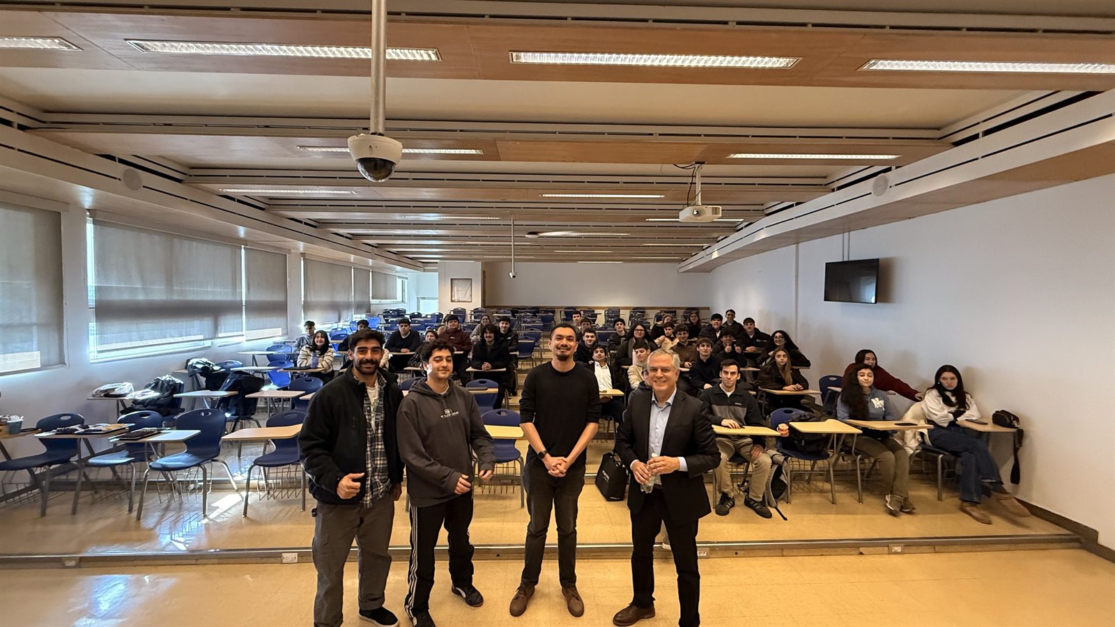 Asistentes y equipo CEAPS junto al profesor Fernando Alvarado al cierre del conversatorio